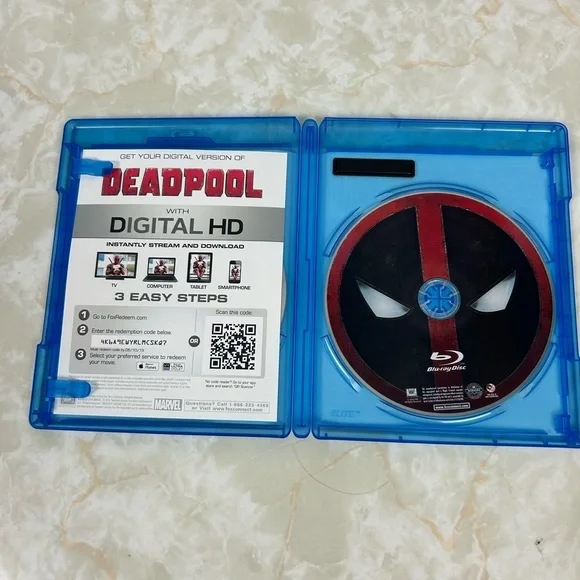 Deadpool Blu-Ray, DVD & Digital HD (2016) Ryan Reynolds - Picture 3 of 4